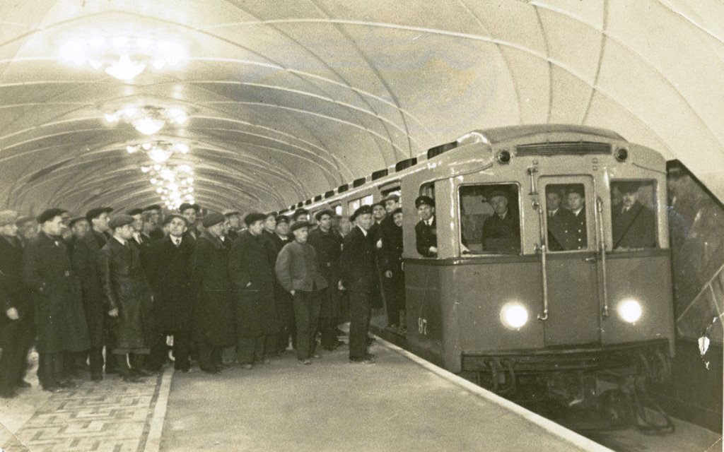 Первый пробный поезд на станции московского метрополитена «Аэропорт» 1938 год