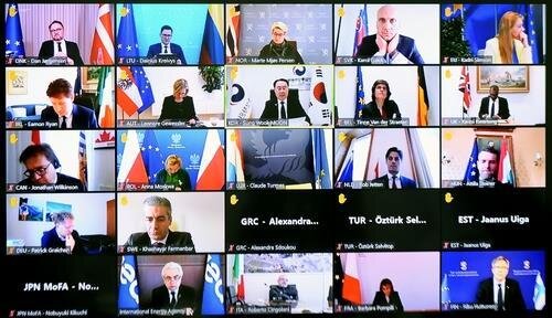 На этой фотографии, предоставленной министерством промышленности Южной Кореи 2 марта 2022 года, показано внеочередное заседание Совета управляющих Международного энергетического агентства (МЭА) на уровне министров, на котором накануне присутствовала 31 страна. В ходе встречи страны договорились высвободить 60 млн баррелей нефти из своих чрезвычайных резервов на фоне украинского кризиса. 