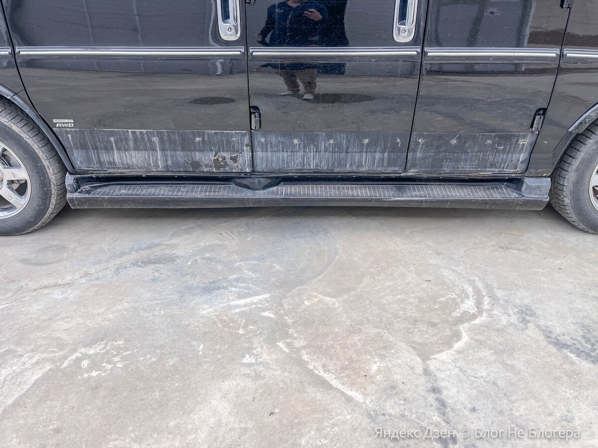 Молдинги крепились при помощи саморезов прямо в кузов автомобиля