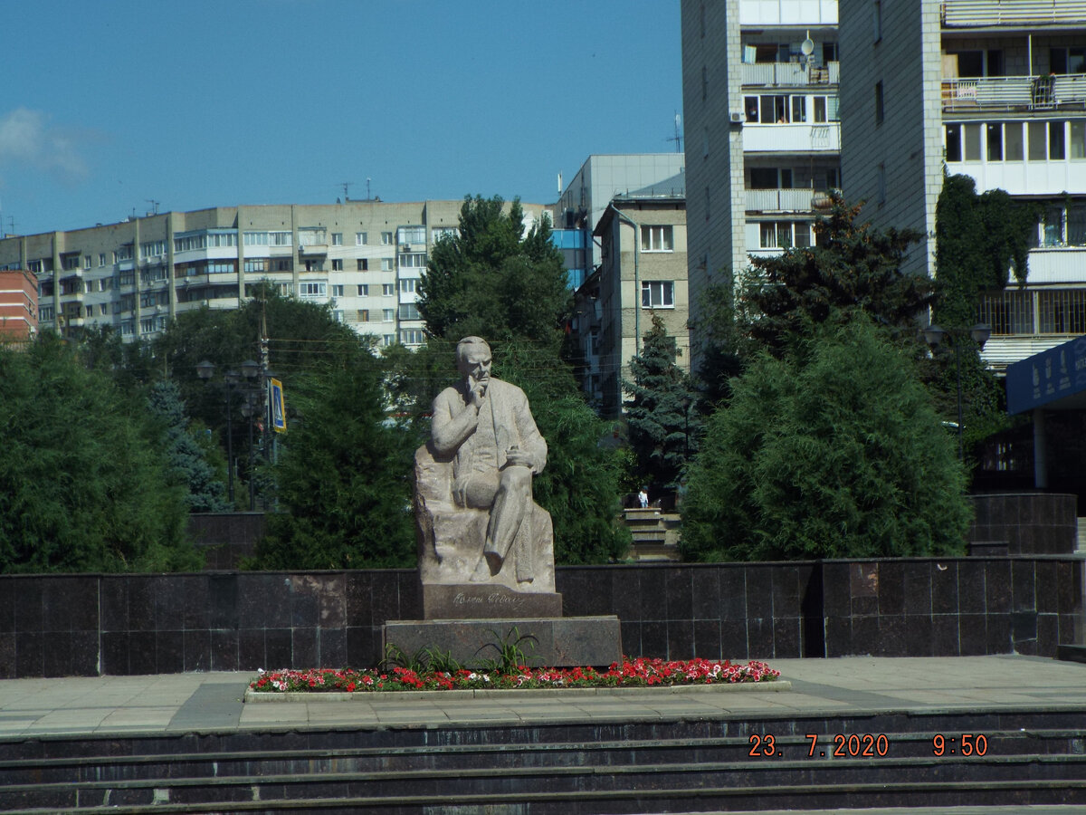 Памятник писателю К.Федину, уроженцу Саратова