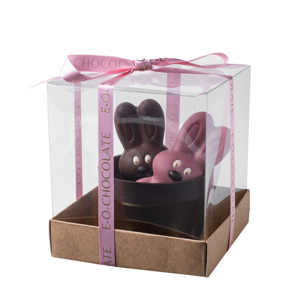 EO Chocolate - Отличная заячья семейка в шоколадном лукошке из горького колумбийского шоколада. Зайцы отлиты из бельгийского руби-шоколада (вид молочного шоколада с естественным розоватым оттенком, проявляющимся за счет определенной тепловой обработке какао-бобов) и молочного шоколада, 36%.