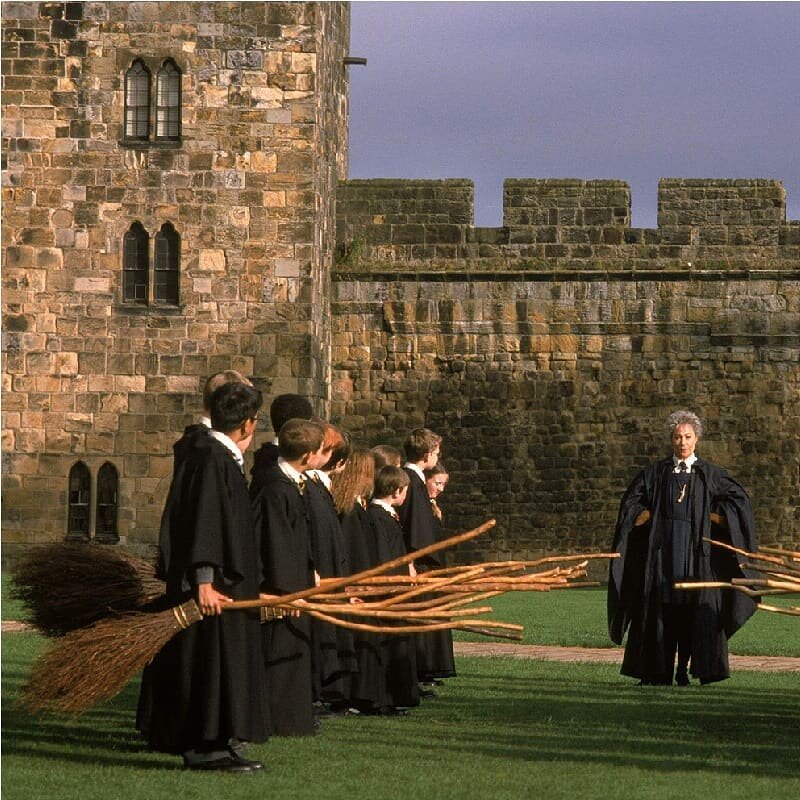 Дети на субботнике по уборке территории школы