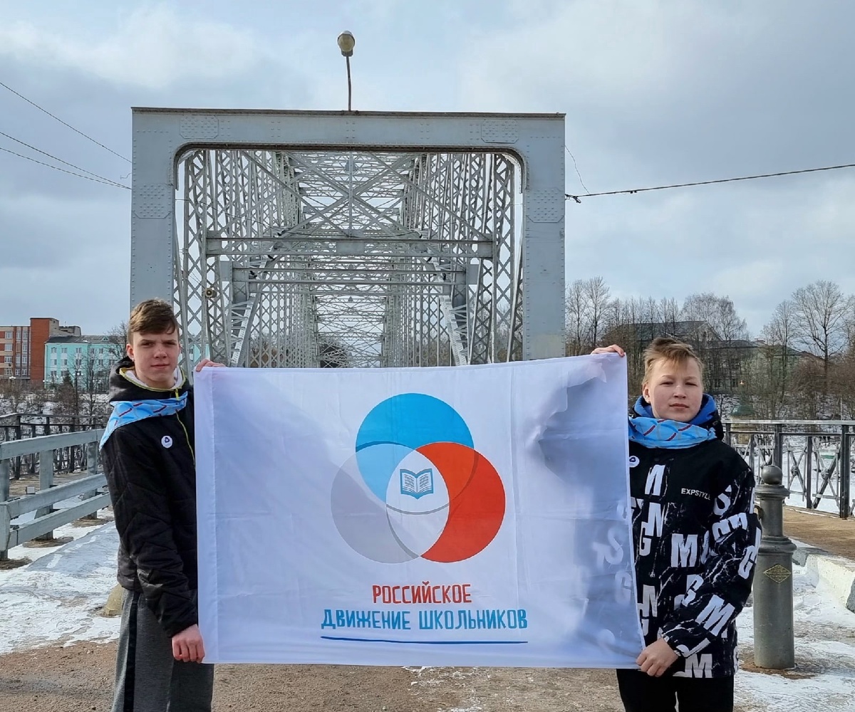 фотография на фоне арочного моста в Боровичах
