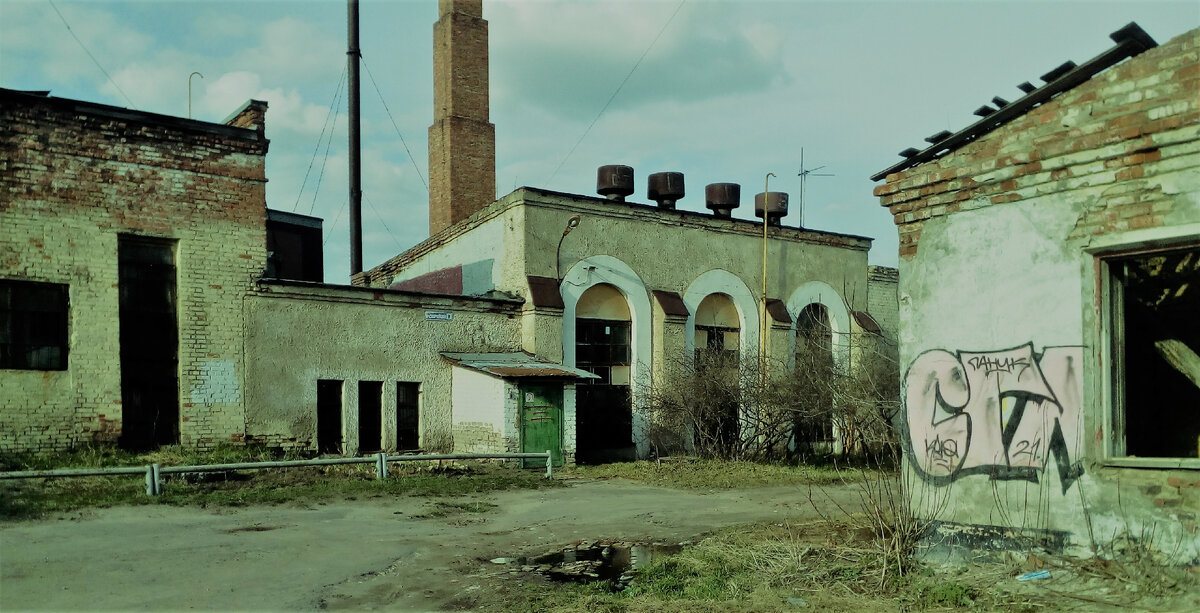 Разрушенные здания брошены, доступ детей не ограничен. Коммунальщики бездействуют