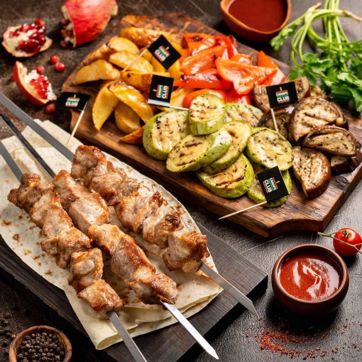 Такой аппетитный шашлык жарят повара Canape Club.