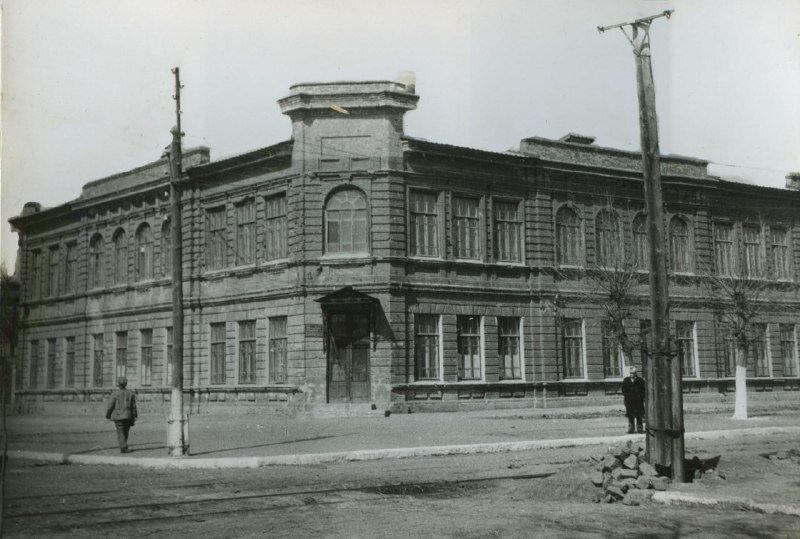 На фото – школа №4, расположенная на пересечении Лермонтовской и Крепостного (1947 год).