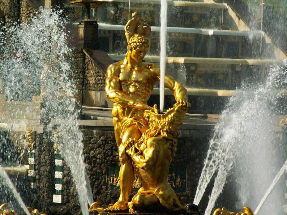 Фонтан "Самсон, раздирающий пасть льва" расположен в центральной части бассейна Большого каскада в Петергофе. Эта библейская история имеет некоторое отношение и к пчеловодству