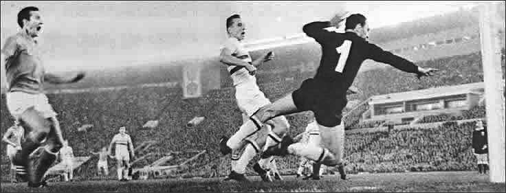 Атакует советская команда. Слева - Игорь Численко.