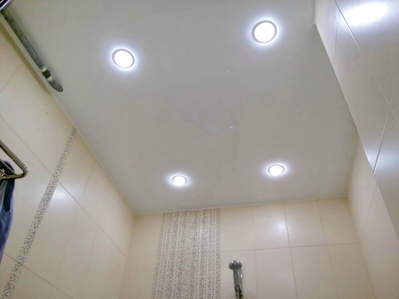 фото натяжных потолков в ванной