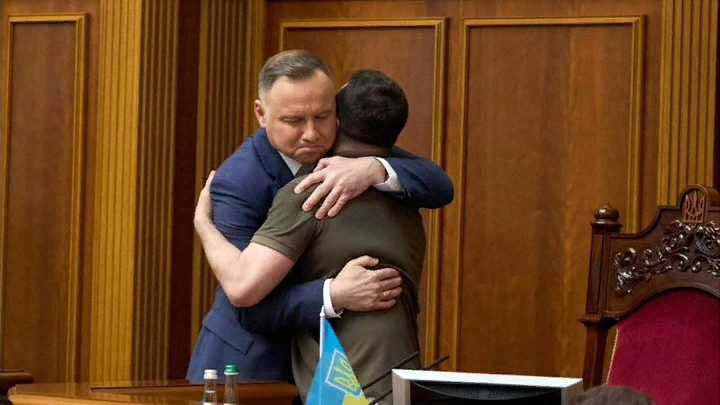 - Держись, Володимир! - Держусь, Анджей, изо всех сил... как бы не рассмеяться!