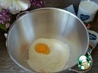     В деже смешать просеянную муку, сахар, дрожжи, соль и яйцо.