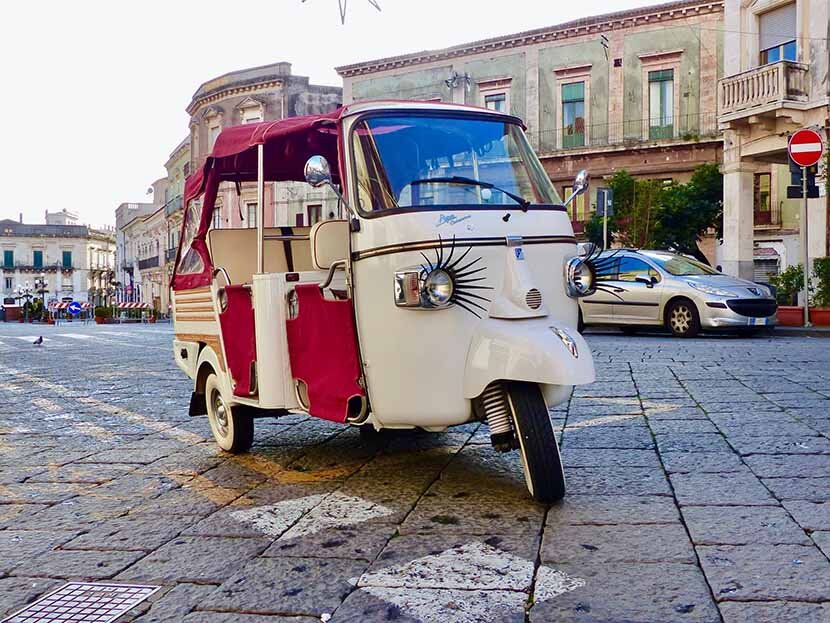 Итальянская марка Piaggio на манер мультяшных персонажей можно сказать, что это и мотороллер, и дом на колесах