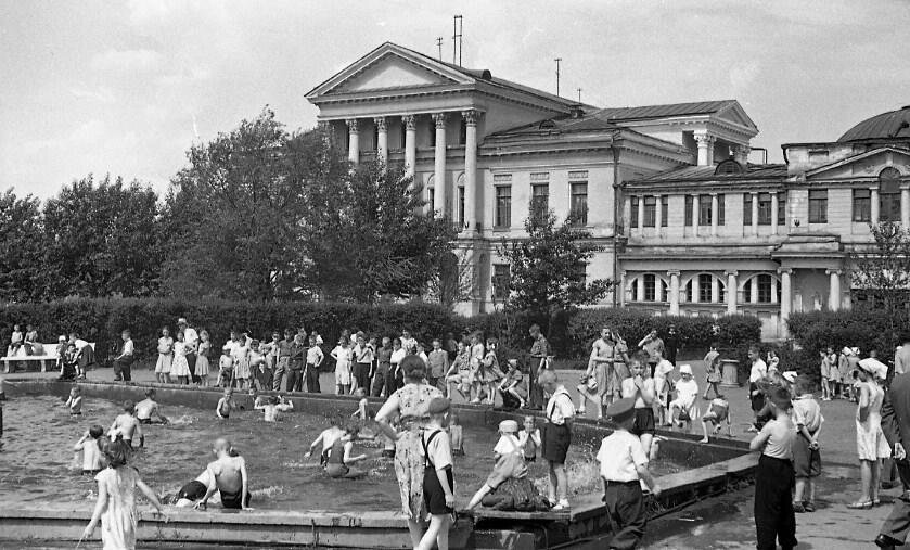 Дворец пионеров. Свердловск. Июль 1960 года. Фото Н. Крылова. Из фондов Свердловского областного краеведческого музея.