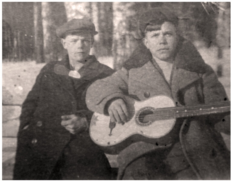 В.Н. Кривоногов (слева) с другом, 1930-е гг. (фото из фондов Алчевского городского исторического музея) 