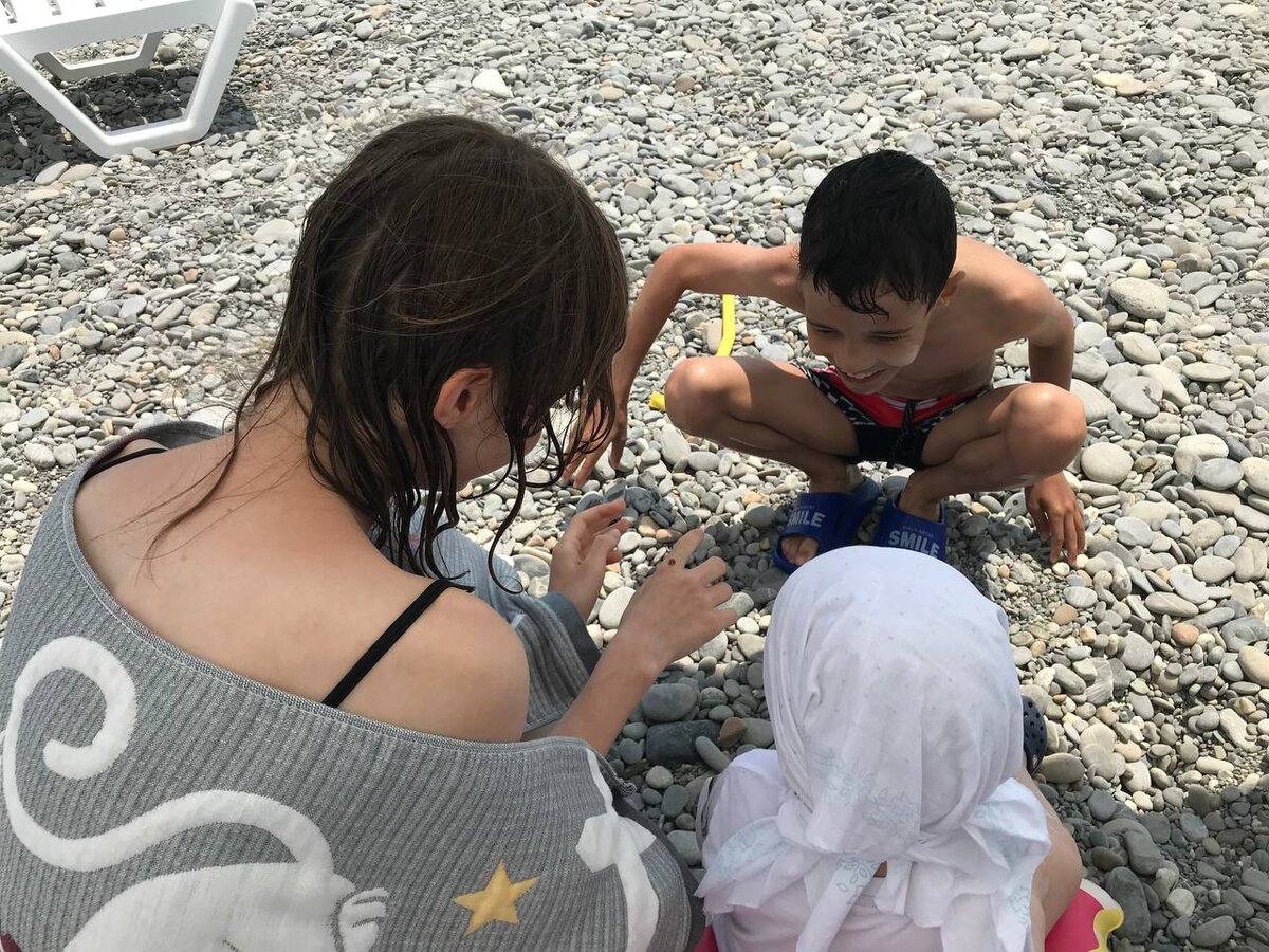 На пляже. Разглядывают Божью коровку (Мила любит всякую живность)