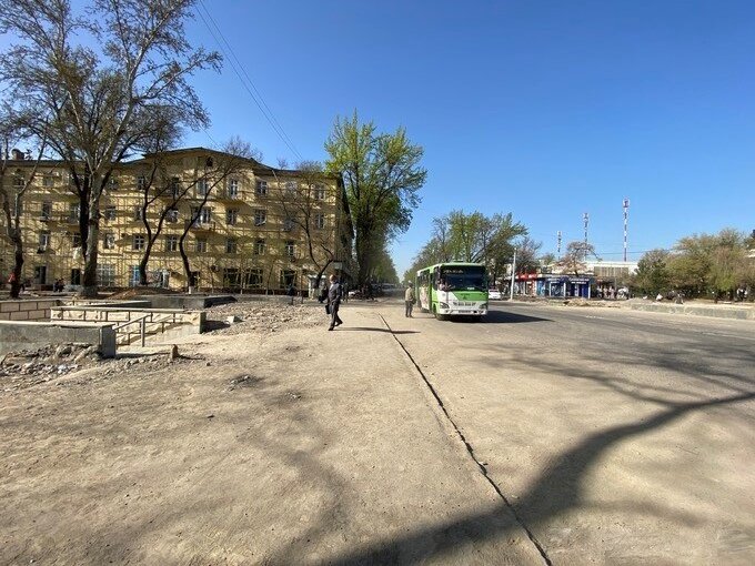 Снег лежал на домах на деревьях на скамейках везде