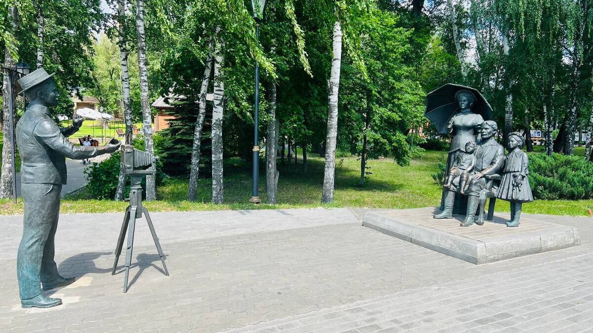 Скульптура "Фотограф и семья" в Нижнем парке