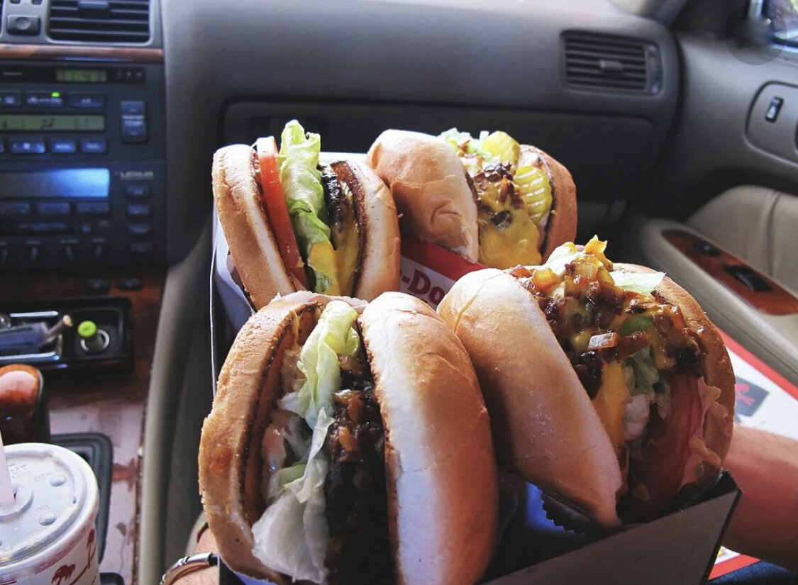 Машинки еда. Еда в машине. Сладости в салоне машины. Машина гамбургер. Еда фаст фуд в машине.