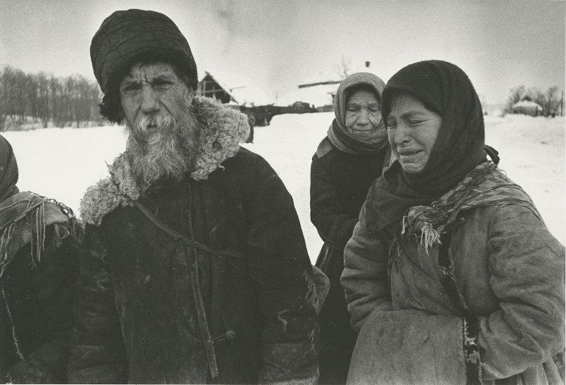 Жители подмосковной Истры после освобождения, декабрь 1941 года. Автор фотографии Аркадий Шайхет. Фотография с сайта russiainphoto.ru