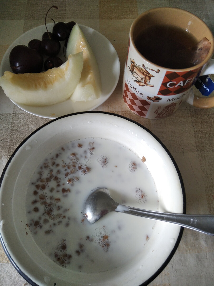 На обед гречка с молоком, фрукты,чай