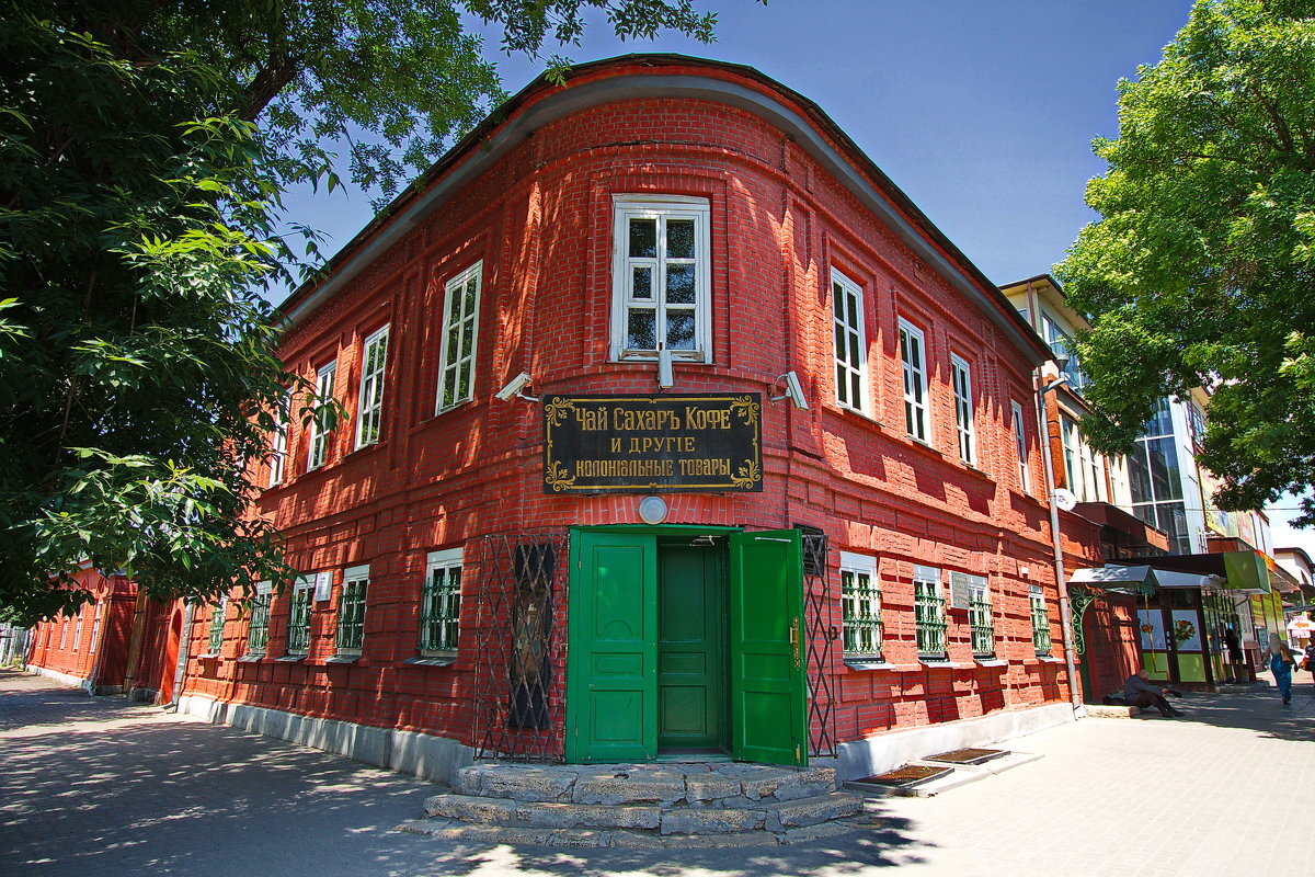 «В лавке так же холодно, как и на улице, и на этом холоде Антоше, ученику 1-го класса таганрогской гимназии, придется просидеть по крайней мере часа три», — вспоминает один из братьев А. П. Чехова. Сейчас в этом здании музей, а во времена детства А. П. Чехова это был магазинчик его отца.