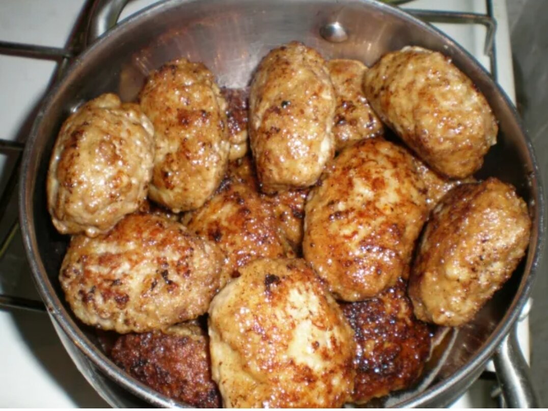 Котлеты. Котлеты на тарелке. Много котлет. Много котлет. Котлеты в кастрюле.