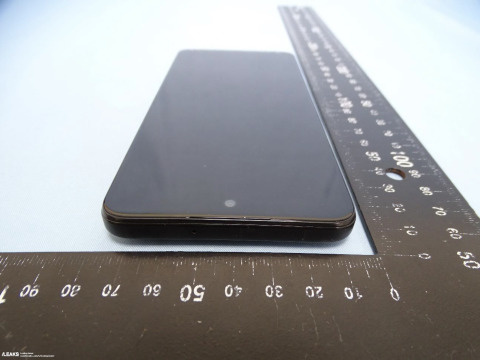 Габариты смартфона совсем небольшие