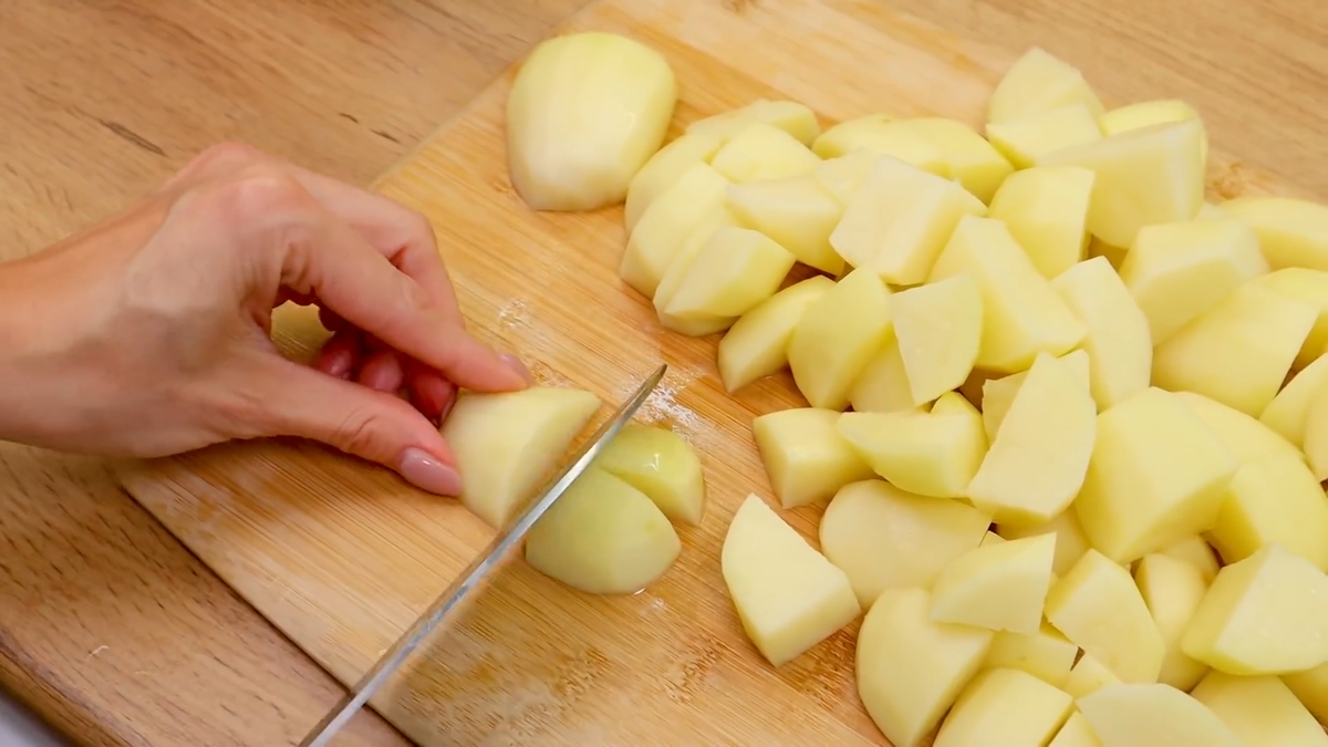 Картофель 1100 гр. Нарезать средними кусочками. 