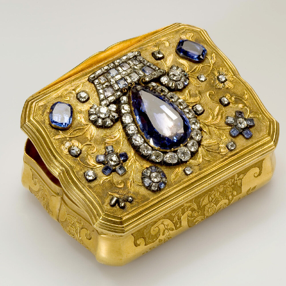 Иеремия Позье. Середина XVIII в. Табакерка, украшенная крупными сапфирами и бриллиантами. Фото: Государственный Эрмитаж