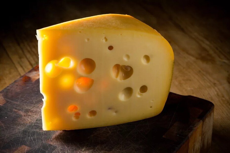 Почему сыр белый