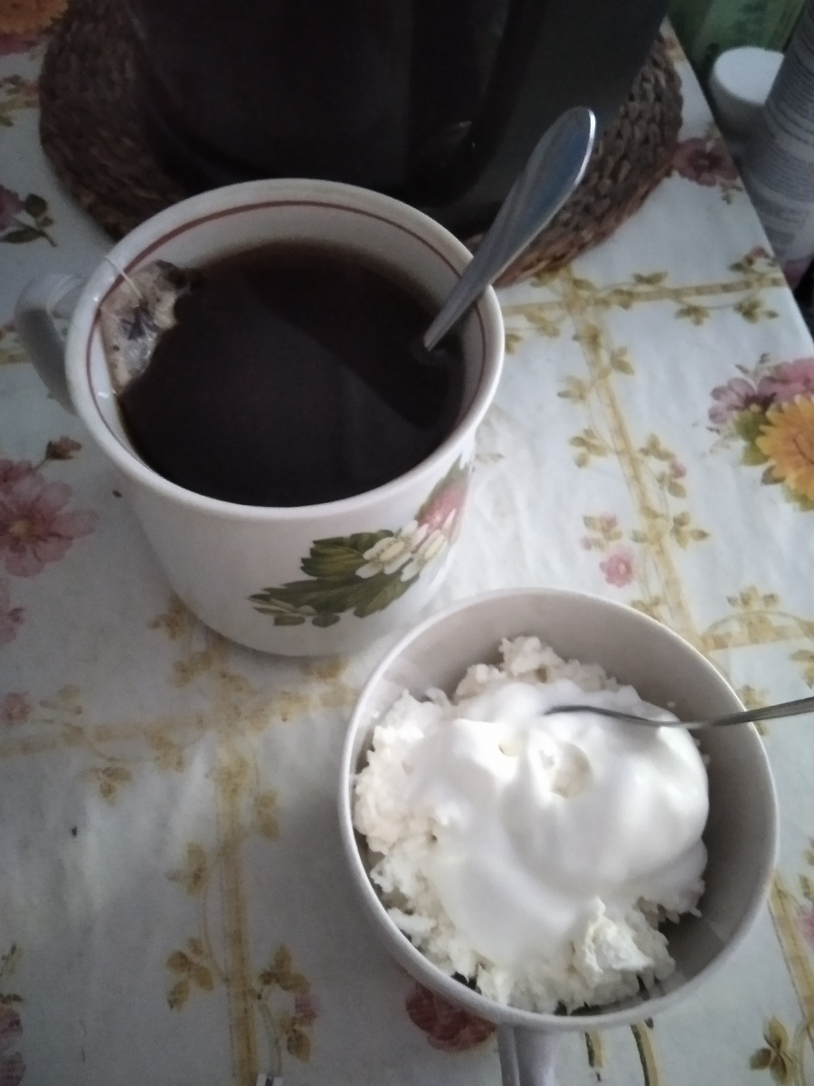 На завтрак домашний творог со сметаной,чай