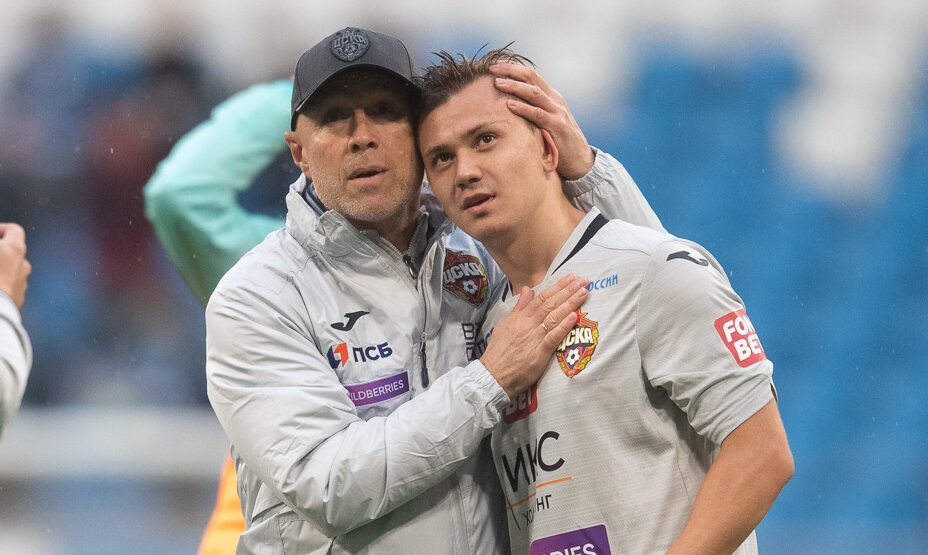     Федотов и Обляков смотрят на позиции ЦСКА в РПЛ. Фото: ПФК ЦСКА