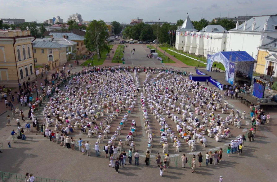 Жители города вологда. Фестиваль кружева в Вологде. Кружевницы Вологды. Кремлевская площадь Вологда. Вологда Центральная площадь.