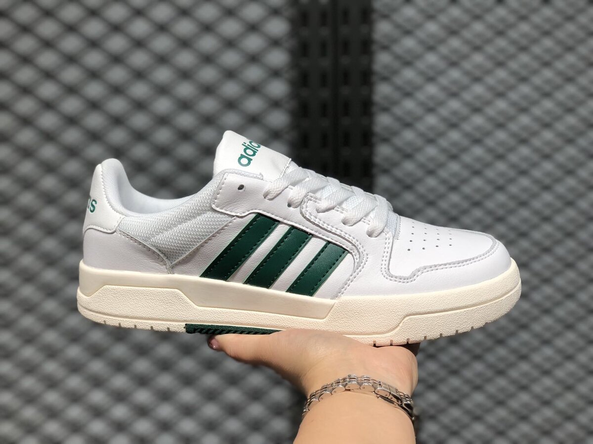 Низкие кроссовки с многослойным верхом из кожи выглядят стильно, а стандартная колодка делает их весьма универсальными – подойдут подавляющему большинству.