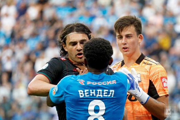    Игрок ФК «Зенит» Вендел и вратарь ФК «Локомотив» Даниил Худяков Дарья Драй © ИА REGNUM