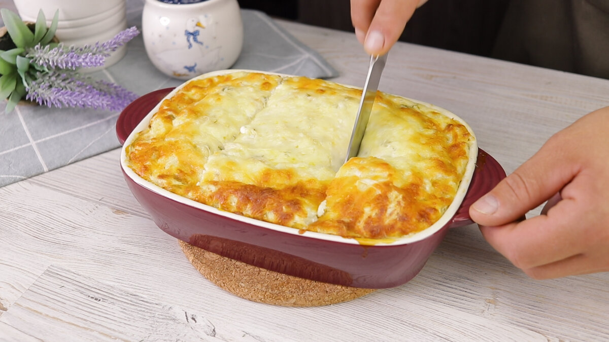Сегодня хочу поделиться одним замечательным рецептом, который в последнее время очень популярен на нашей кухне, – это ленивые хачапури с сыром. Много сыра! Всё так просто, что от этого ещё вкуснее.