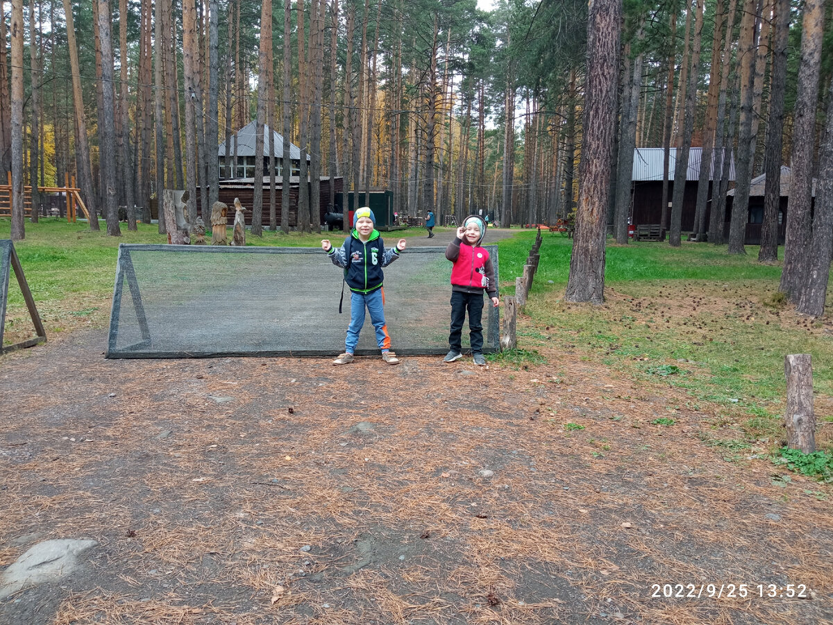Паша и Вадим. Не понимаю, как так вышло: когда фотографировала, то чуть ли не носы детям телефоном потёрла. А фото получилось вот такое, где ничего не видно