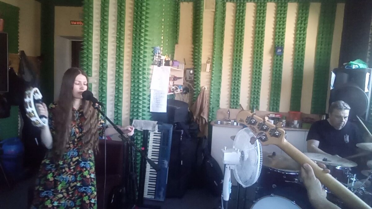 Фото - кадр с репетиции песни "Новый герой"