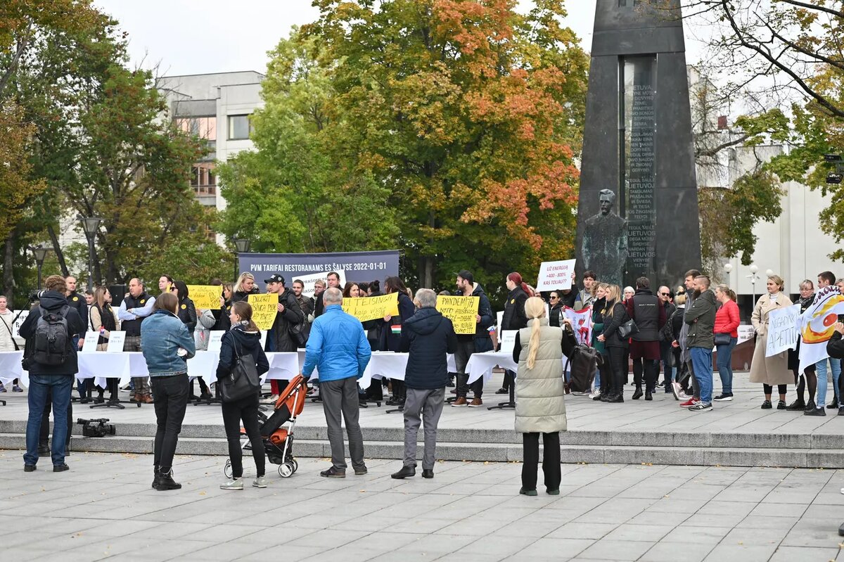 В Вильнюсе напротив здания правительства Литовская ассоциация отелей и ресторанов провела акцию протеста против отмены действия девятипроцентного тарифа НДС для сферы общественного питания.