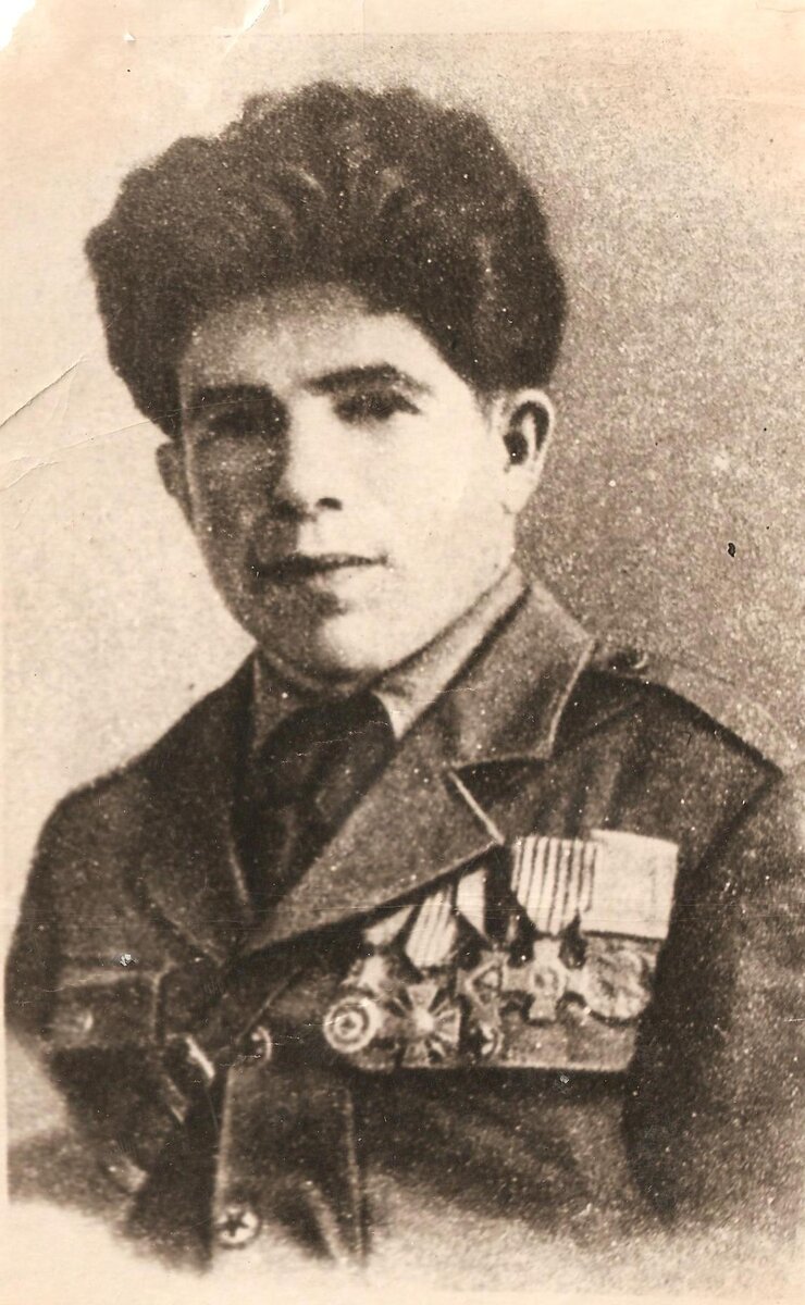 Ахмед Джабраилов в Сопротивлении. Источник фото: https://wiki2.org/en/File:Photo_of_Akmed_Michel_during_Resistance_jpg