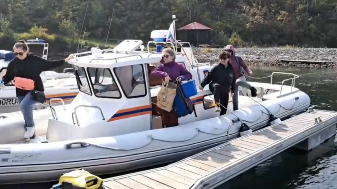     Спасатели снимают пассажиров с борта катамарана «Москва» и доставляют на берег. Об этом сообщили в МЧС Приморья.