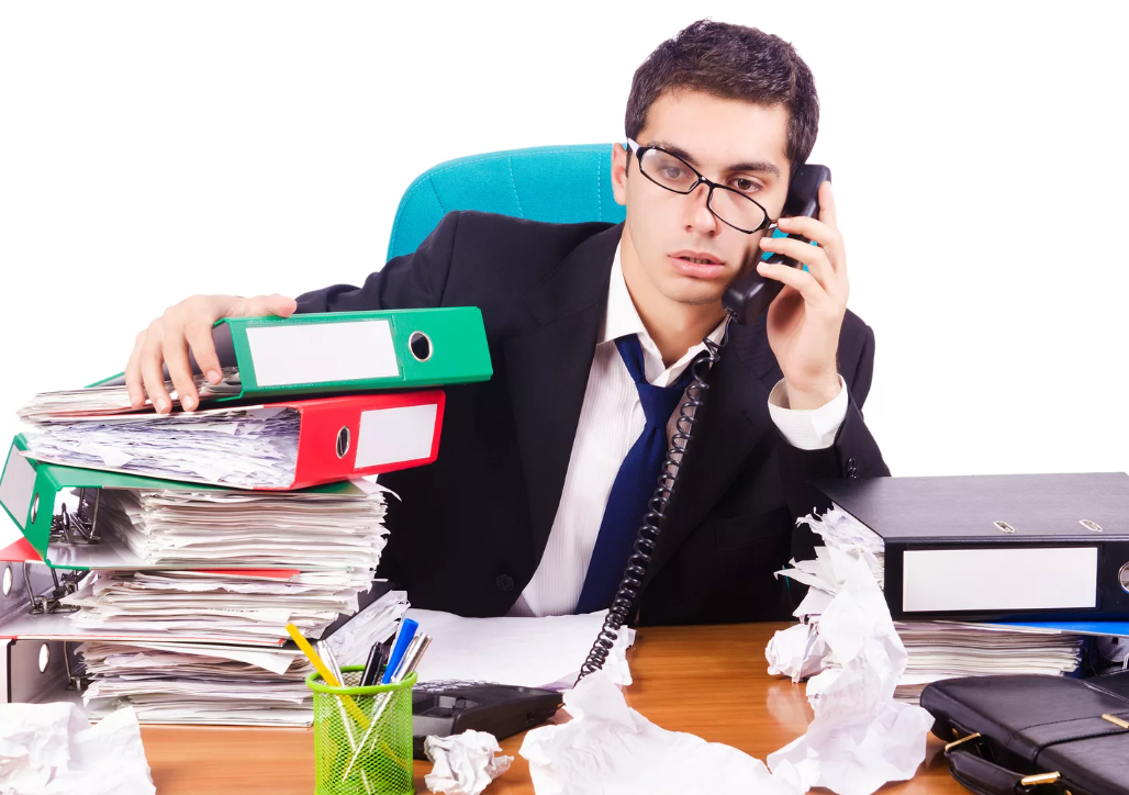 Работа на компьютере дома 2560х700. Менеджер работает. Работник офиса. Подскажите работает. Подскажите работает.