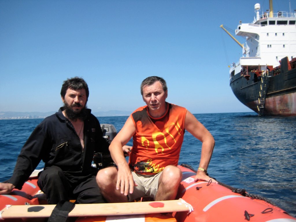 Фото из архива автора. Вид с борта шлюпки. Не пугайтесь, рядом со мной старый морской волк, правда, немного помоложе меня, хотя и с бородой.