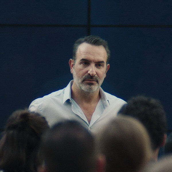     Жан Дюжарден ищет подозреваемых в терактах в трейлере «Шрамов Парижа»