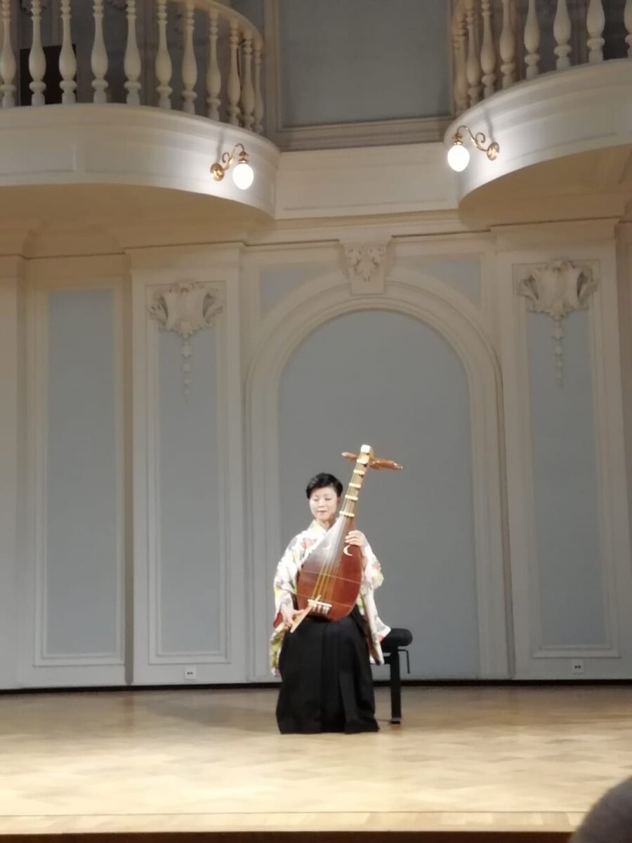 Kanako Kitahara with biwa in Moscow State Conservatory