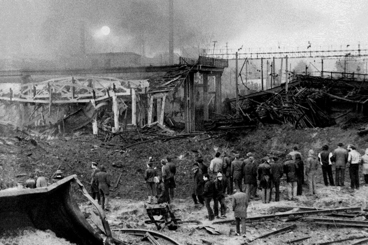 Пожалуй, самый известный снимок станции Свердловск-Сортировочный, сделанный спустя несколько часов после взрыва. Фотография из открытых источников