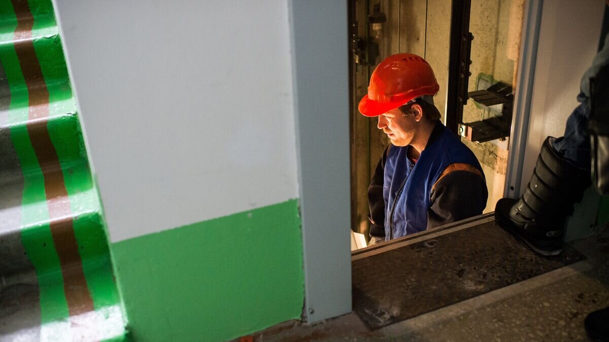    Замена лифта в многоквартирном доме© РИА Новости / Алексей Мальгавко