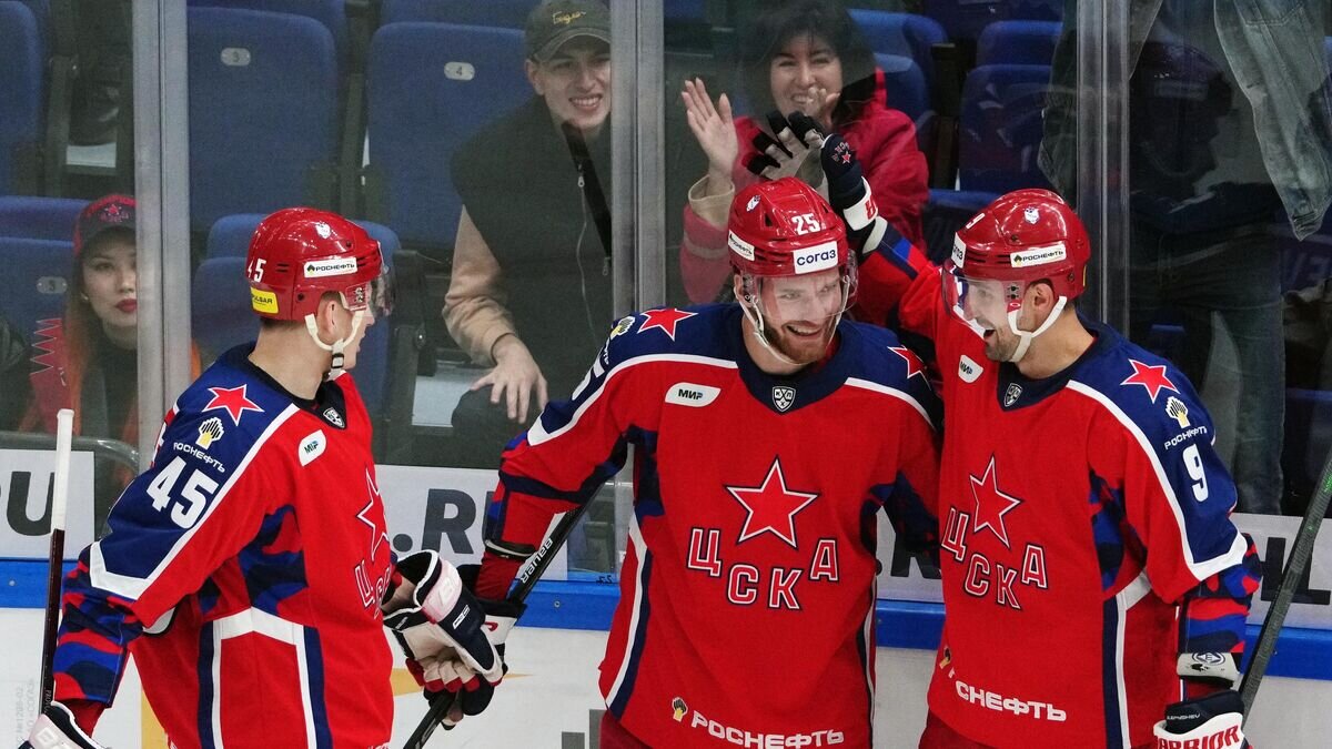    Игроки ПХК ЦСКА Владислав Провольнев, Михаил Григоренко, Антон Слепышев (слева направо) © РИА Новости / Александр Вильф