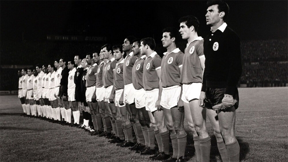 Команды перед матчем, ближайшие в кадре футболисты «Бенфики». Эйсебио — шестой справа, Пеле — пятый справа в составе своих команд. Источник: https://www.lucarne-opposee.fr/ 