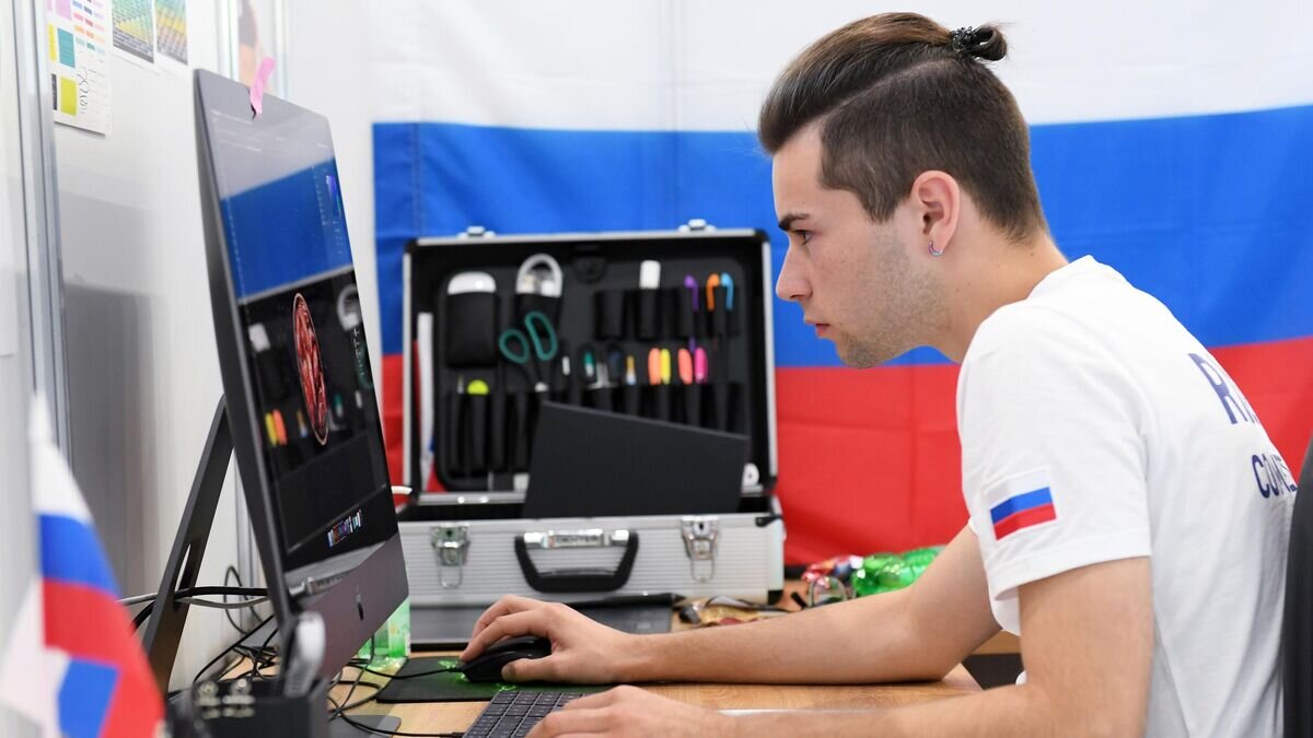    Участник соревнований в компетенции "Графический дизайн" мирового чемпионата по профессиональному мастерству Worldskills© РИА Новости / Максим Богодвид